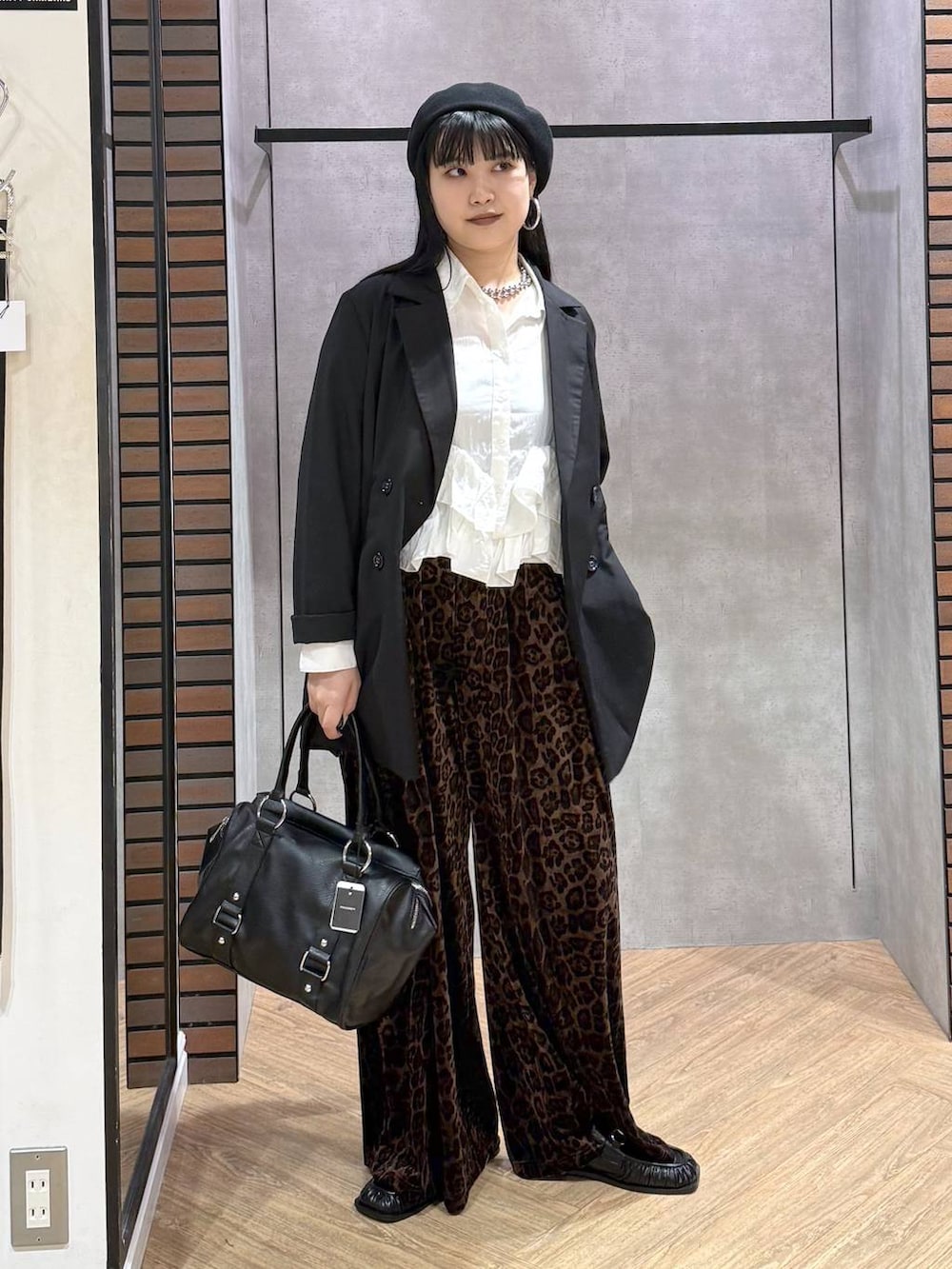 ブラック系のテーラードジャケット、その他のボストンバッグ、その他のその他パンツを着用したレディースの秋コーディネートの7枚目の写真