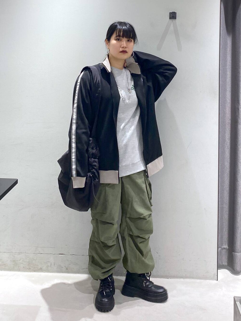 「ソフトエレガント_PAGEBOY、個性派、モード、差し色コーデ、PAGEBOY、骨格ストレート_PAGEBOY、ブルベ冬_PAGEBOY、秋コーデ、冬コーデ」｜「PAGEBOYのARMYブーツ（ブーツ、ブラック系）」を使った、myuさん（レディース・158cm）の秋コーディネートの7枚目の写真