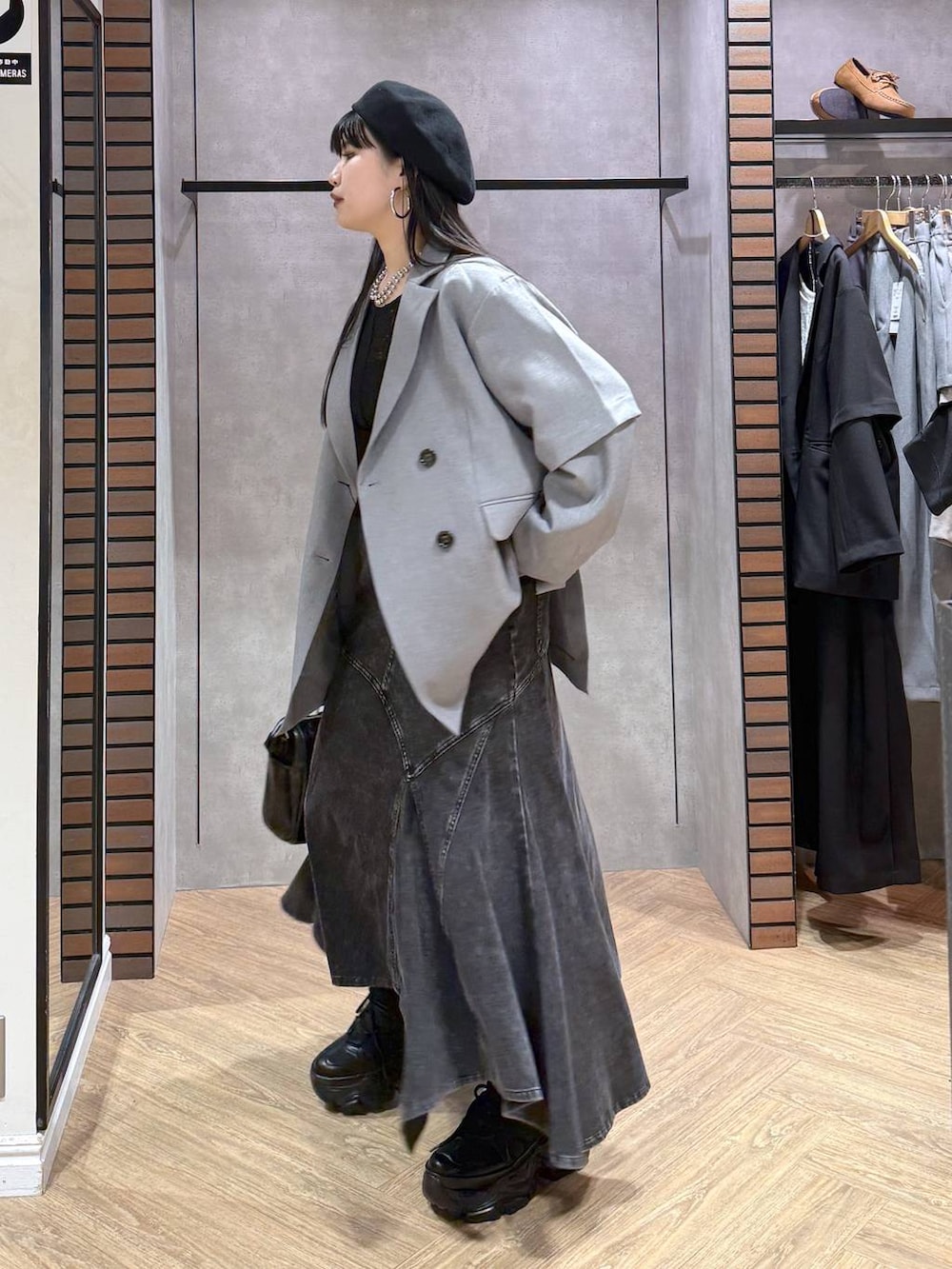 ブラック系のスニーカー、ブラック系のキャミソール、ブラック系のショルダーバッグを着用したレディースの春コーディネートの2枚目の写真