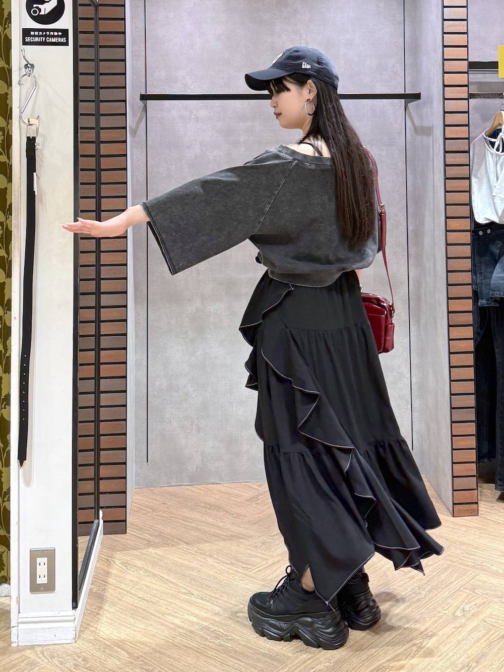 ブラック系のTシャツ/カットソー、ブラック系のスニーカー、ブラック系のキャミソールを着用したレディースの夏コーディネートの3枚目の写真