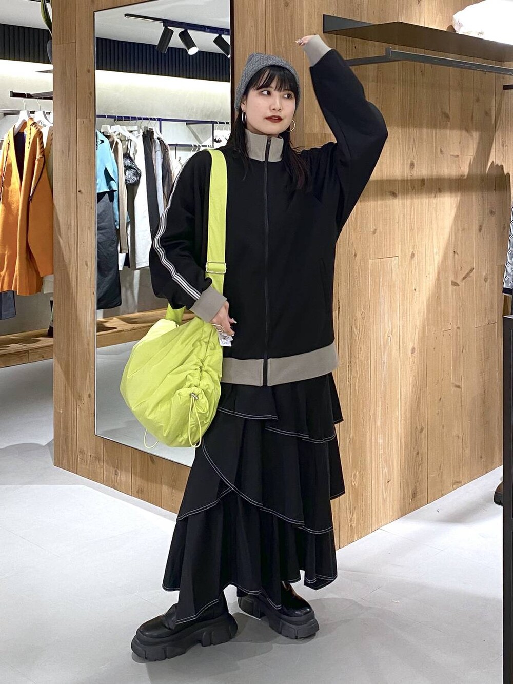 「個性派、モード、差し色コーデ、秋コーデ、冬コーデ、PAGEBOY、骨格ストレート_PAGEBOY、ブルベ冬_PAGEBOY、ソフトエレガント_PAGEBOY」｜「PBLIMのPAGEBOYLIM/トラックジャケット（セットアップ、ブラック系）」を使った、myuさん（レディース・158cm）の秋コーディネートの5枚目の写真