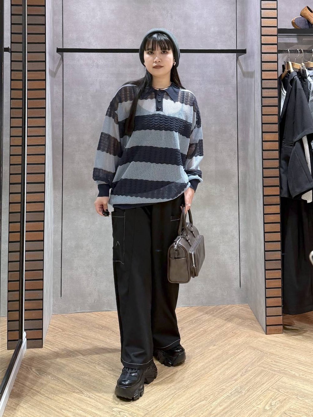 ブラック系のスニーカー、ブラック系のキャミソール、ブラック系のショルダーバッグを着用したレディースの春コーディネートの5枚目の写真