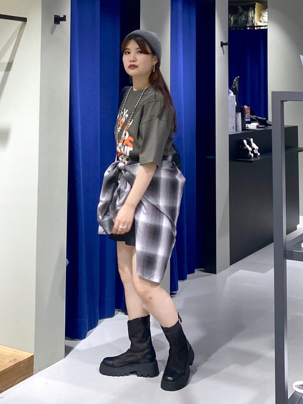 ブラック系のブーツ、グレー系のシャツ/ブラウス、グリーン系のTシャツ/カットソーを着用したレディースの夏コーディネートの3枚目の写真