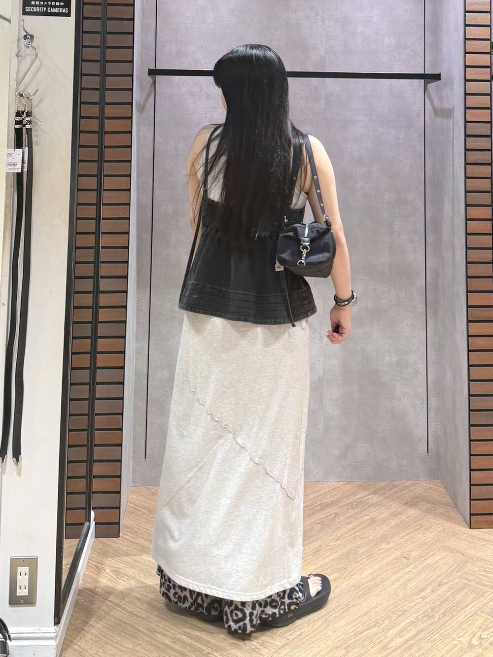 ブラック系のその他トップス、ベージュ系のワンピース、ブラック系のトートバッグを着用したレディースの夏コーディネートの3枚目の写真