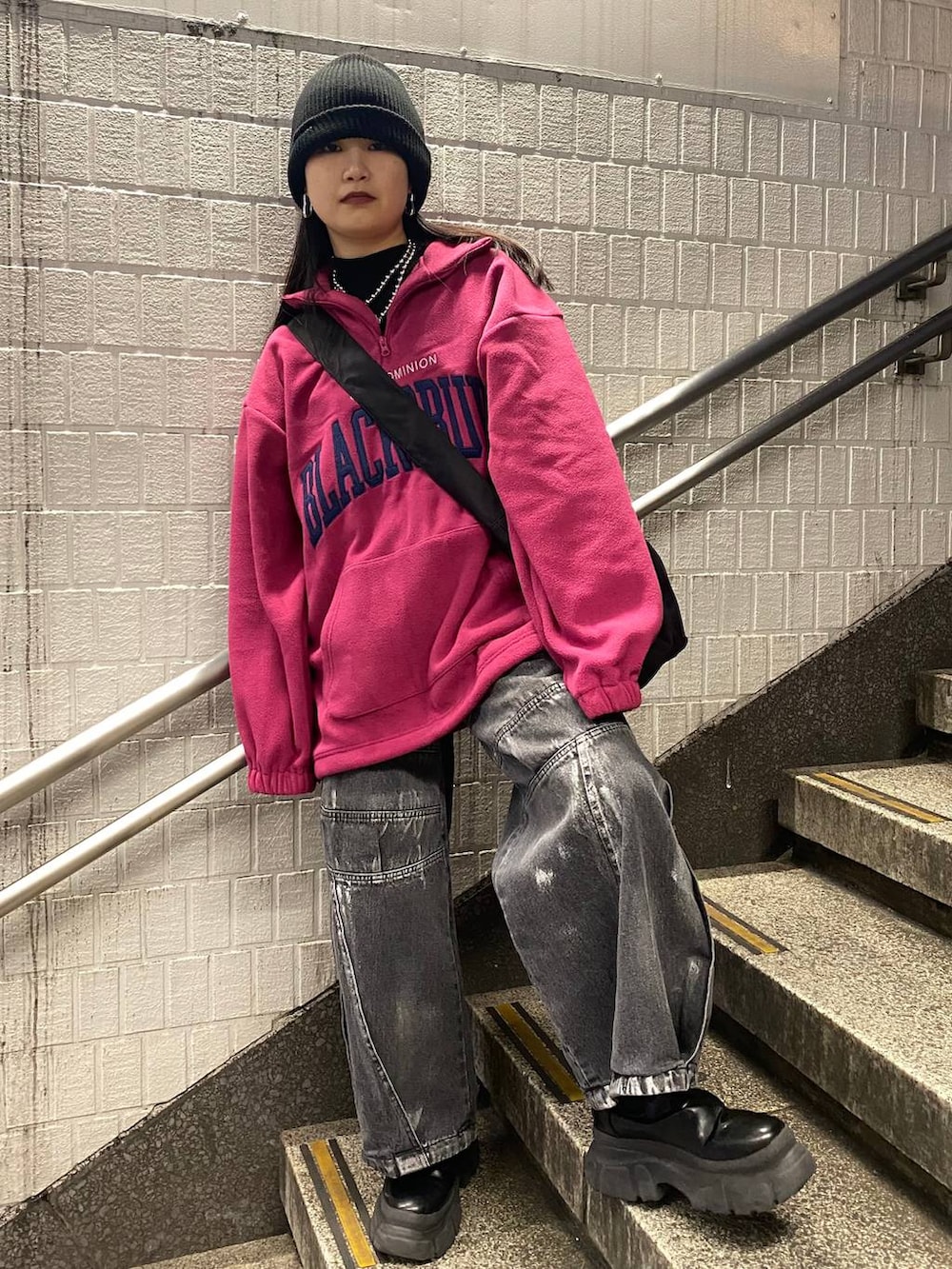 ブラック系のブーツ、ピンク系のその他トップス、ブラック系のデニムパンツを着用したレディースの冬コーディネートの5枚目の写真