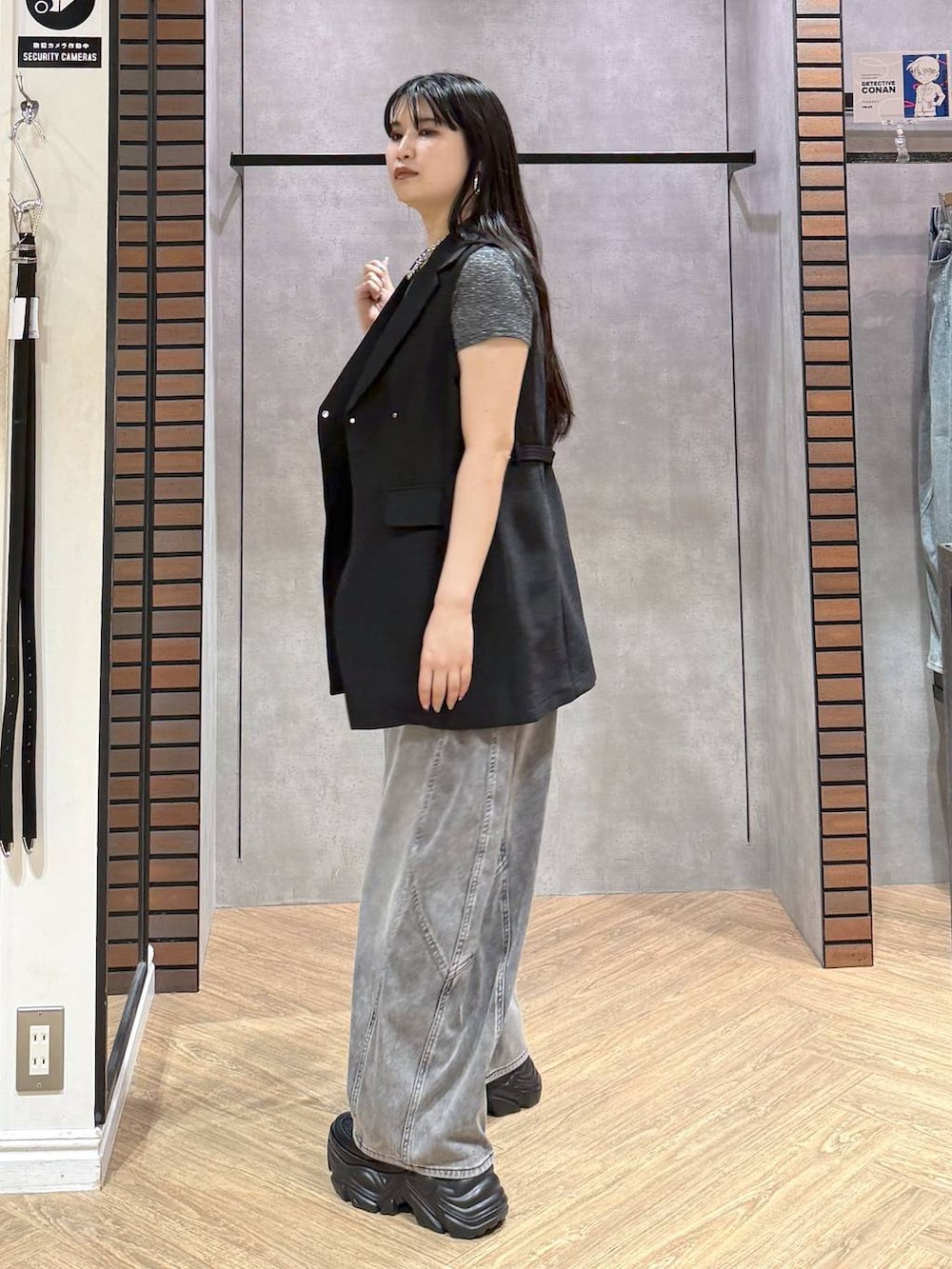 ブラック系のスニーカー、ブラック系のデニムパンツ、ブラック系のテーラードジャケットを着用したレディースの夏コーディネートの2枚目の写真
