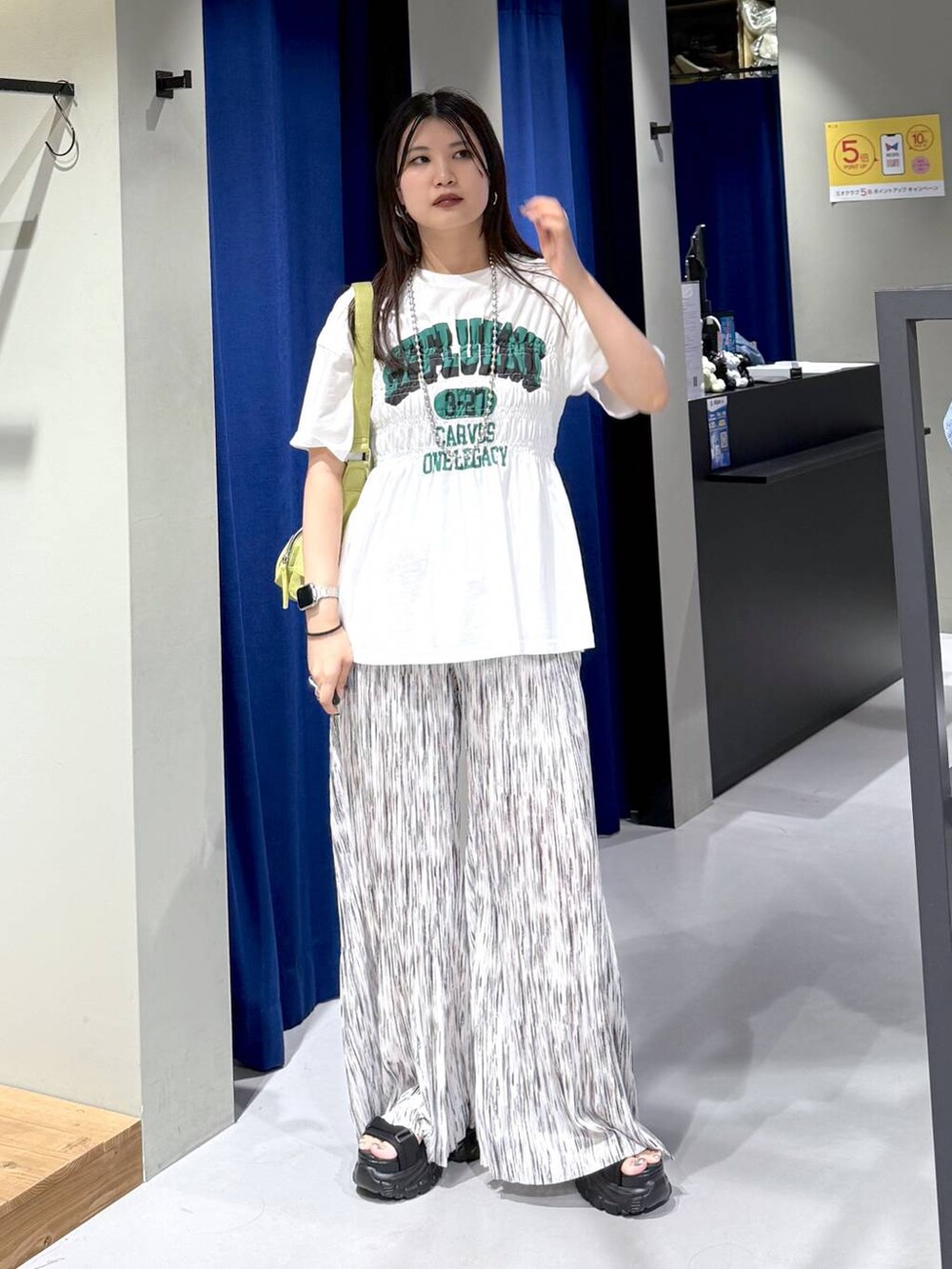 ブラック系のサンダル、グリーン系のショルダーバッグ、ホワイト系のその他パンツを着用したレディースの夏コーディネートの4枚目の写真