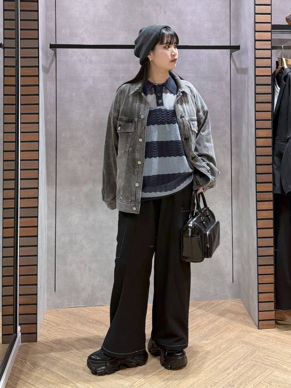 ブラック系のスニーカー、ブラック系のキャミソール、ブラック系のショルダーバッグを着用したレディースの春コーディネートの5枚目の写真