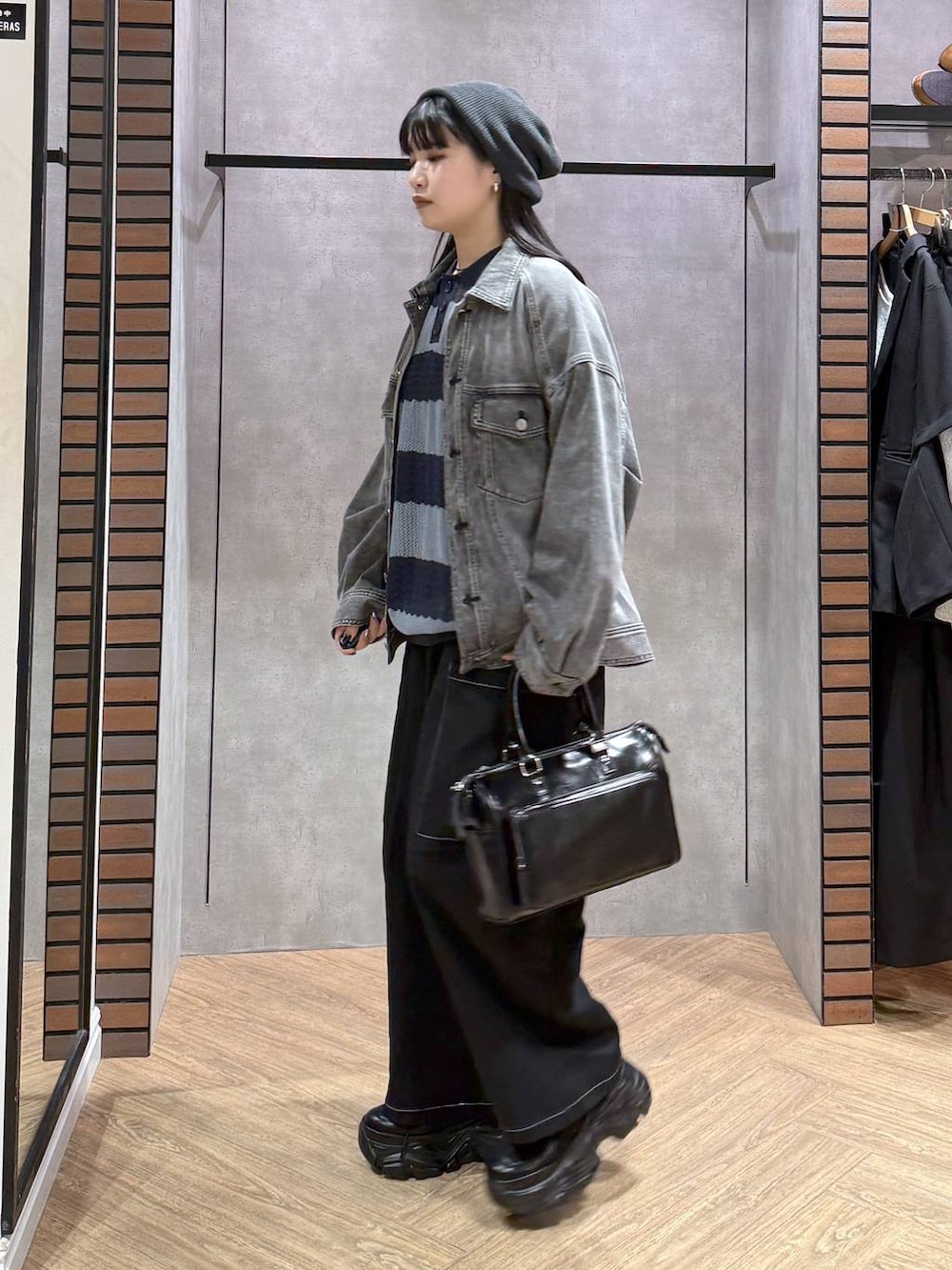 ブラック系のスニーカー、ブラック系のキャミソール、ブラック系のショルダーバッグを着用したレディースの春コーディネートの6枚目の写真