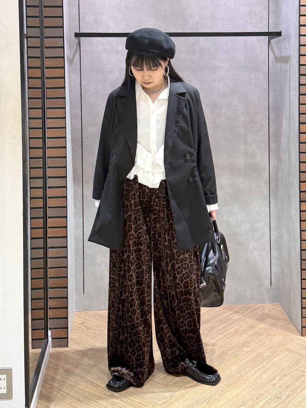 ブラック系のテーラードジャケット、その他のボストンバッグ、その他のその他パンツを着用したレディースの秋コーディネートの3枚目の写真