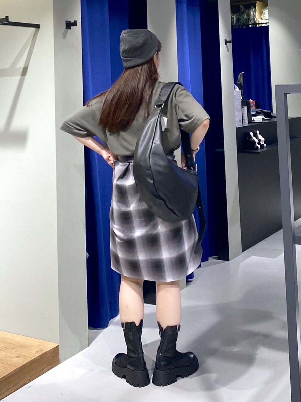 ブラック系のブーツ、グレー系のシャツ/ブラウス、グリーン系のTシャツ/カットソーを着用したレディースの夏コーディネートの2枚目の写真