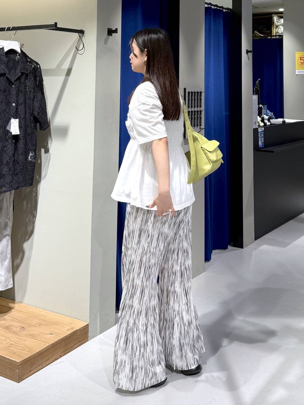 ブラック系のサンダル、グリーン系のショルダーバッグ、ホワイト系のその他パンツを着用したレディースの夏コーディネートの3枚目の写真