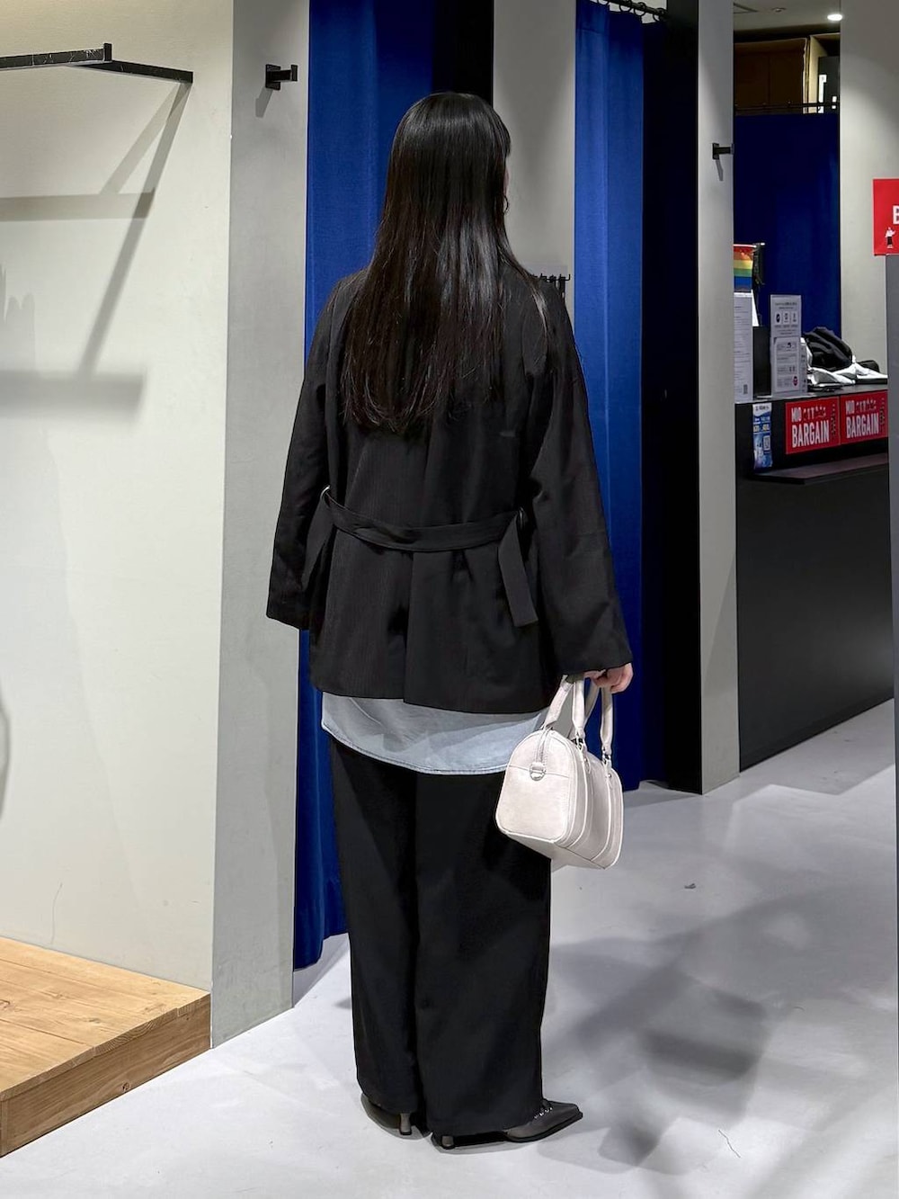 ブラック系のTシャツ/カットソー、ブラック系のテーラードジャケット、ブラック系のデニムパンツを着用したレディースの冬コーディネートの3枚目の写真