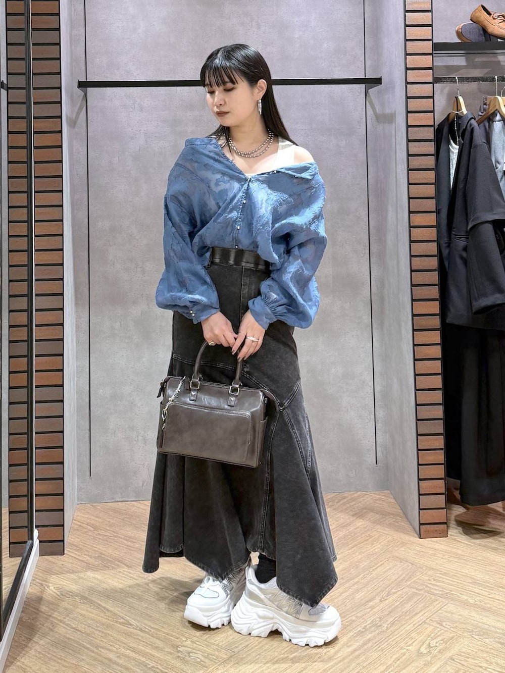 ホワイト系のスニーカー、グレー系のショルダーバッグ、ホワイト系のタンクトップを着用したレディースの春コーディネートの7枚目の写真