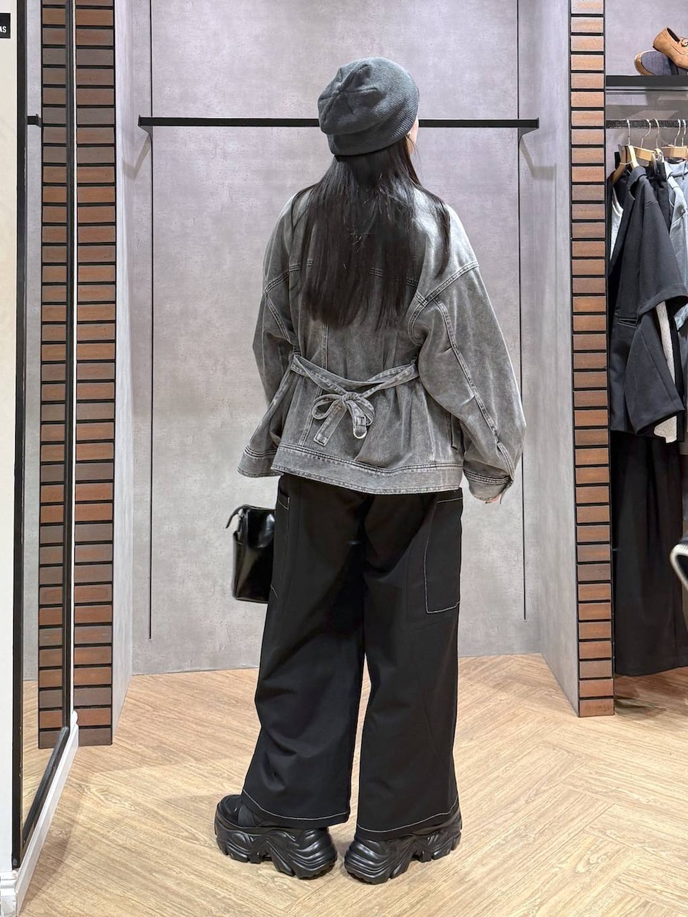 ブラック系のスニーカー、ブラック系のキャミソール、ブラック系のショルダーバッグを着用したレディースの春コーディネートの3枚目の写真