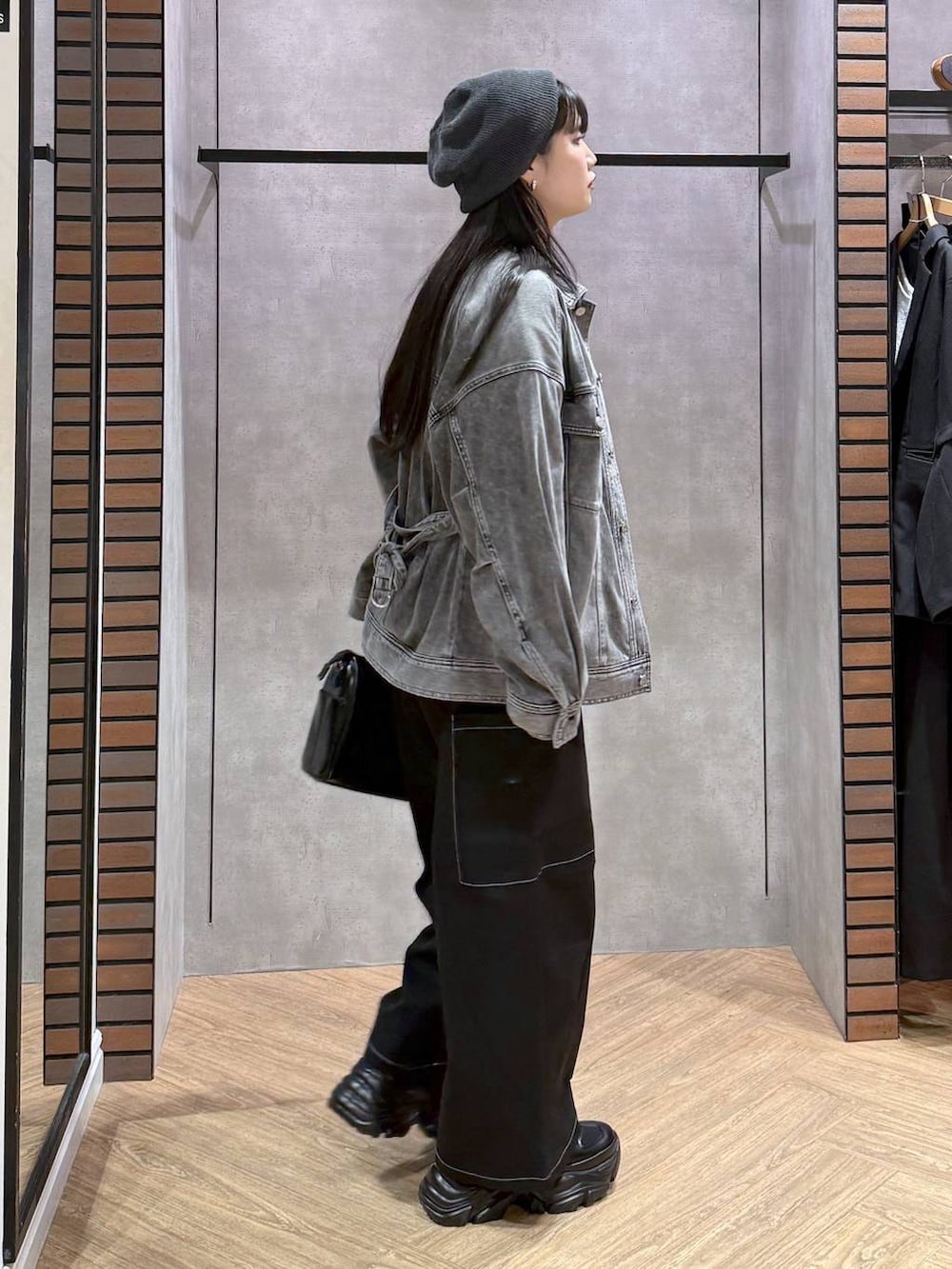 ブラック系のスニーカー、ブラック系のキャミソール、ブラック系のショルダーバッグを着用したレディースの春コーディネートの7枚目の写真