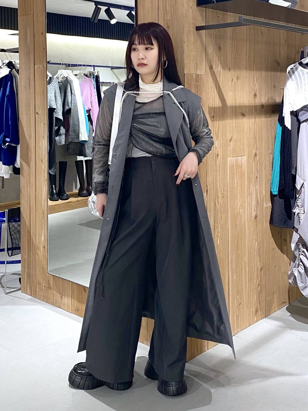 ホワイト系のTシャツ/カットソー、ブラック系のTシャツ/カットソー、ブラック系のローファーを着用したレディースの春コーディネートの5枚目の写真