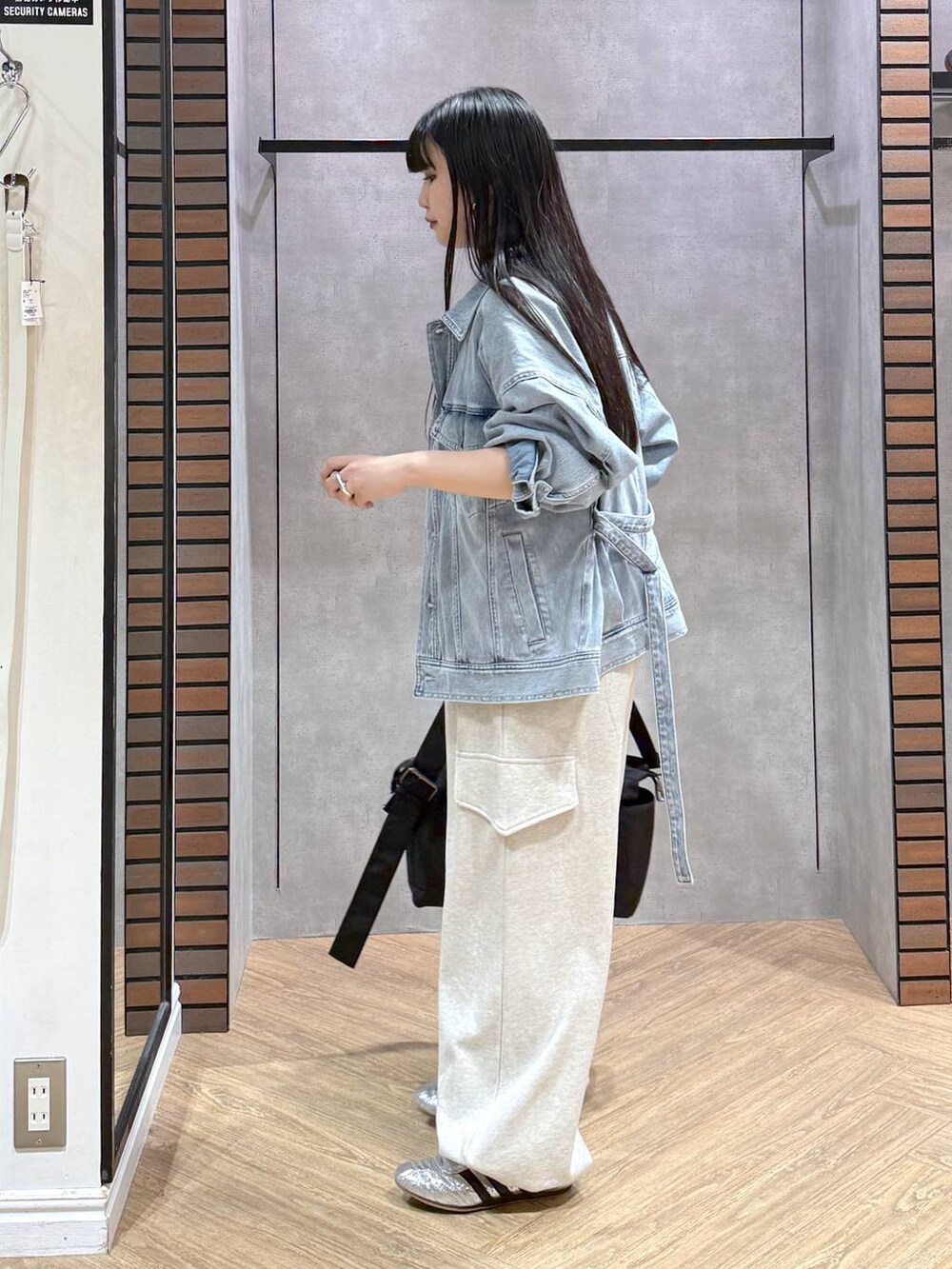 ブラック系のボストンバッグ、ブルー系のブルゾン、ベージュ系のその他パンツを着用したレディースの春コーディネートの5枚目の写真