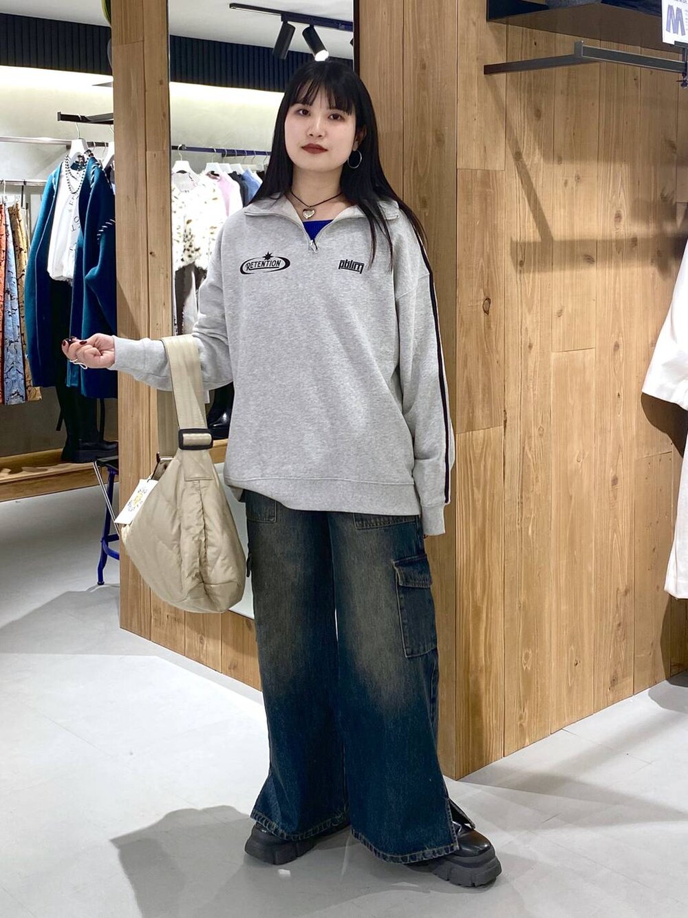 ブラック系のブーツ、グレー系のスウェット、ベージュ系のショルダーバッグを着用したレディースの冬コーディネートの5枚目の写真