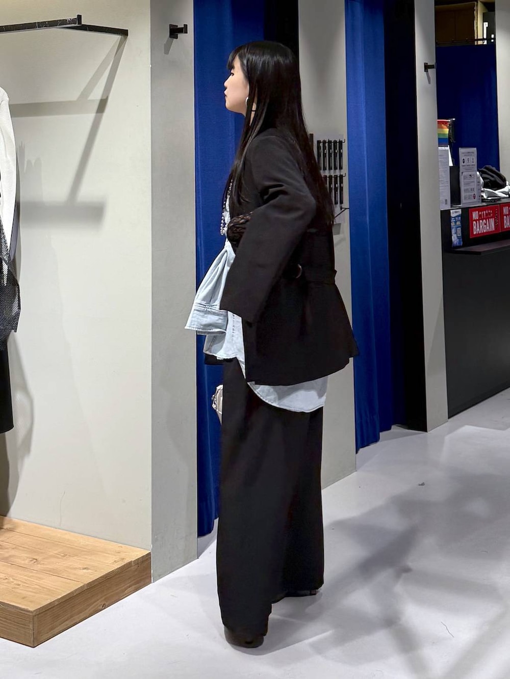 ブラック系のTシャツ/カットソー、ブラック系のテーラードジャケット、ブラック系のデニムパンツを着用したレディースの冬コーディネートの5枚目の写真