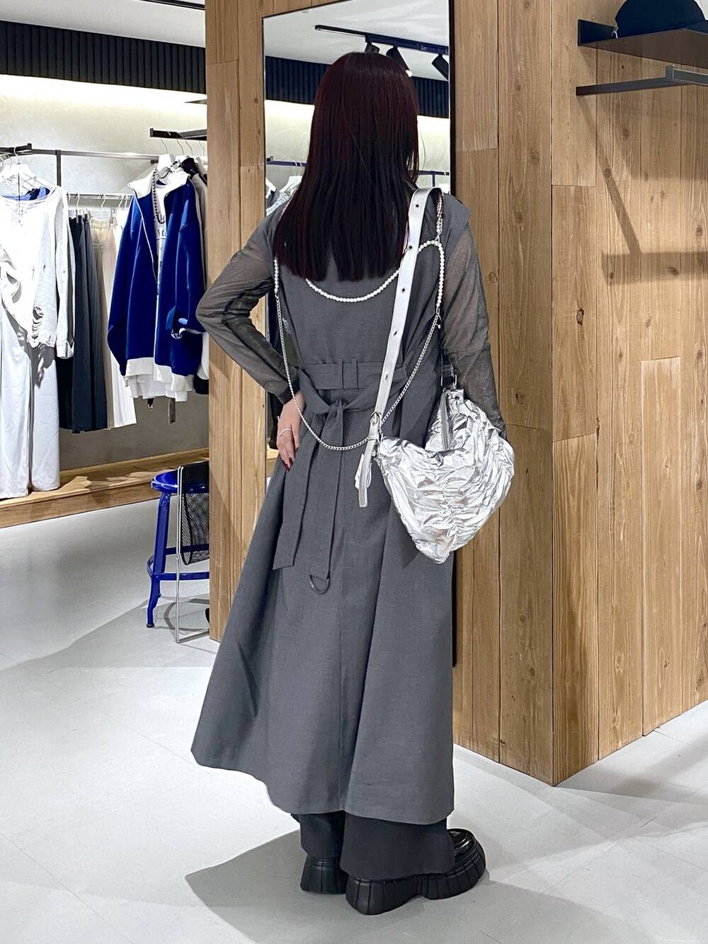 ホワイト系のTシャツ/カットソー、ブラック系のTシャツ/カットソー、ブラック系のローファーを着用したレディースの春コーディネートの2枚目の写真