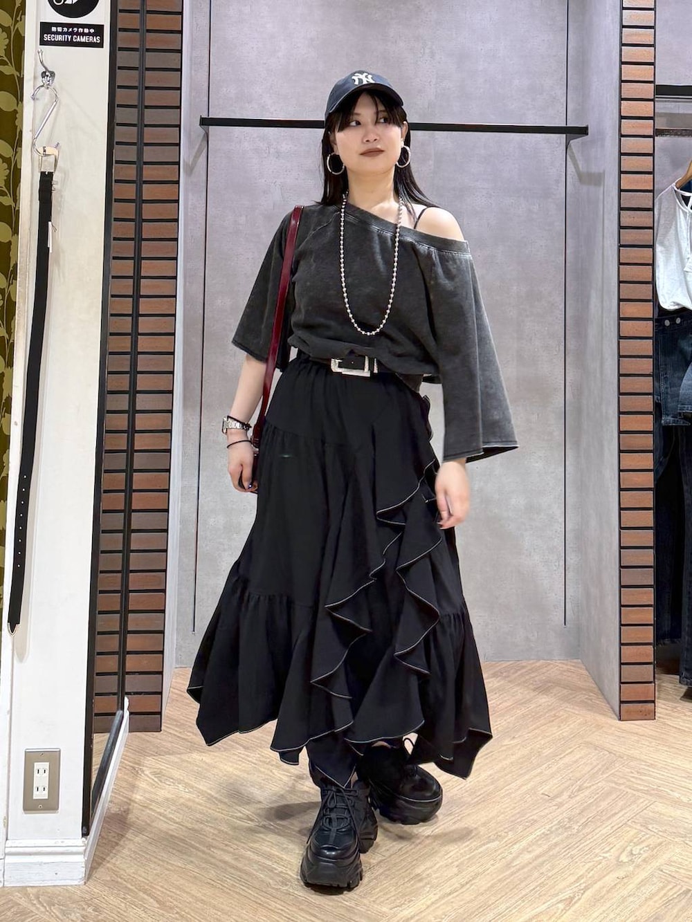 ブラック系のTシャツ/カットソー、ブラック系のスニーカー、ブラック系のキャミソールを着用したレディースの夏コーディネートの2枚目の写真