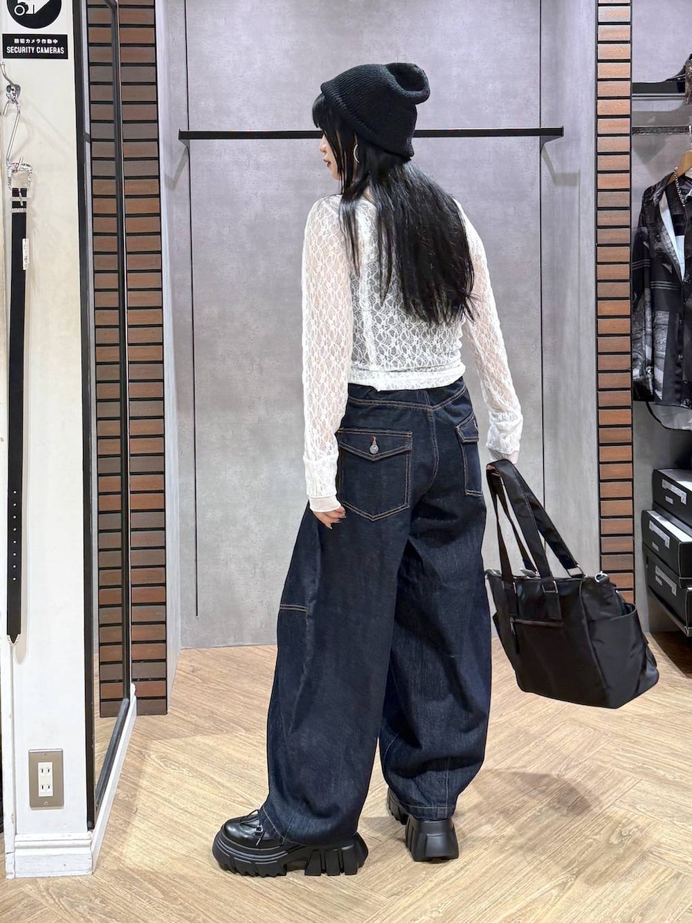 ブラック系のブーツ、ブルー系のデニムパンツ、ホワイト系のシャツ/ブラウスを着用したレディースの秋コーディネートの5枚目の写真