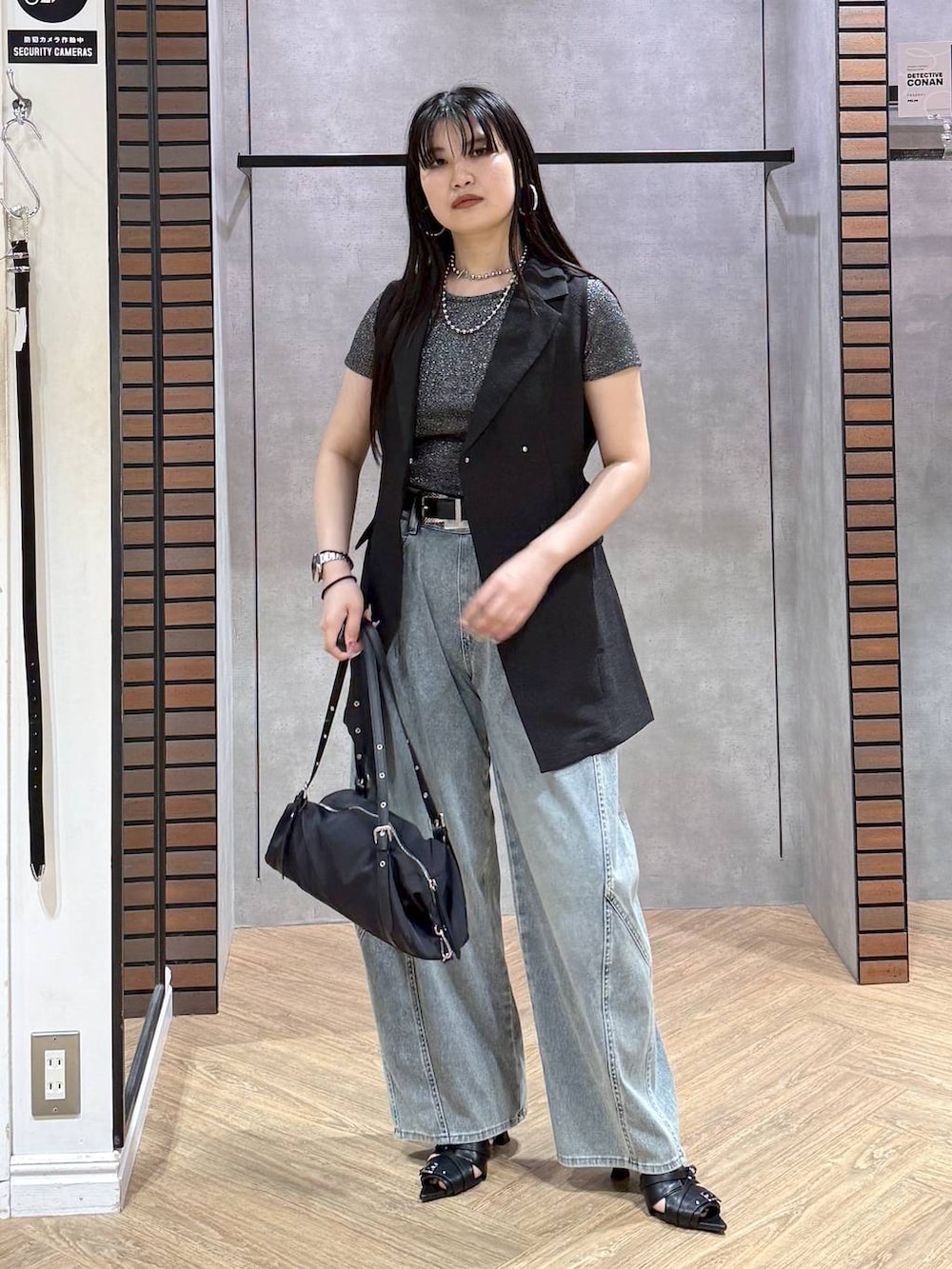 ブルー系のデニムパンツ、ブラック系のサンダル、ブラック系のテーラードジャケットを着用したレディースの夏コーディネートの4枚目の写真