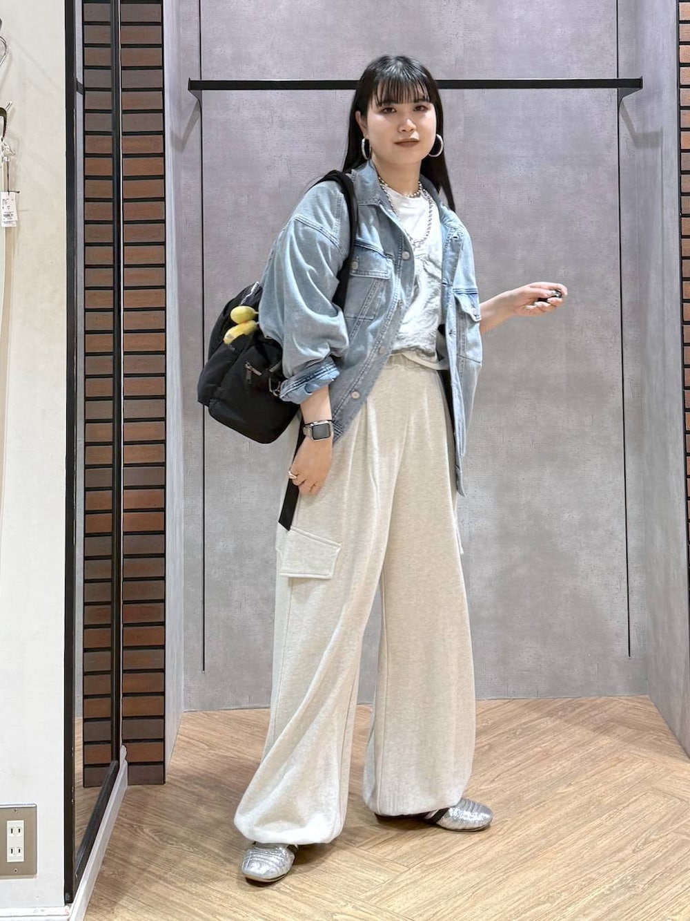 ブラック系のボストンバッグ、ブルー系のブルゾン、ベージュ系のその他パンツを着用したレディースの春コーディネートの4枚目の写真