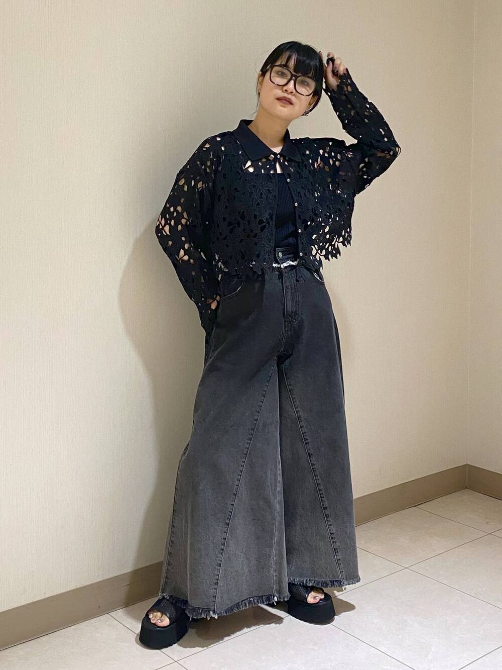 ブラック系のタンクトップ、ブラック系のショルダーバッグ、ブラック系のデニムパンツを着用したレディースの夏コーディネートの5枚目の写真