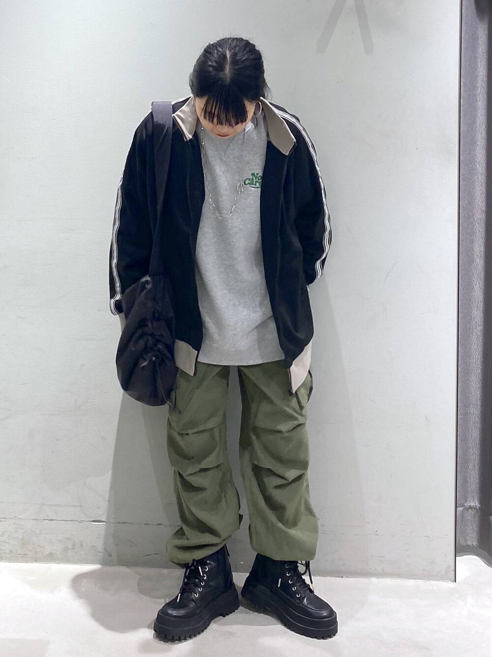 「ソフトエレガント_PAGEBOY、個性派、モード、差し色コーデ、PAGEBOY、骨格ストレート_PAGEBOY、ブルベ冬_PAGEBOY、秋コーデ、冬コーデ」｜「PAGEBOYのARMYブーツ（ブーツ、ブラック系）」を使った、myuさん（レディース・158cm）の秋コーディネートの2枚目の写真
