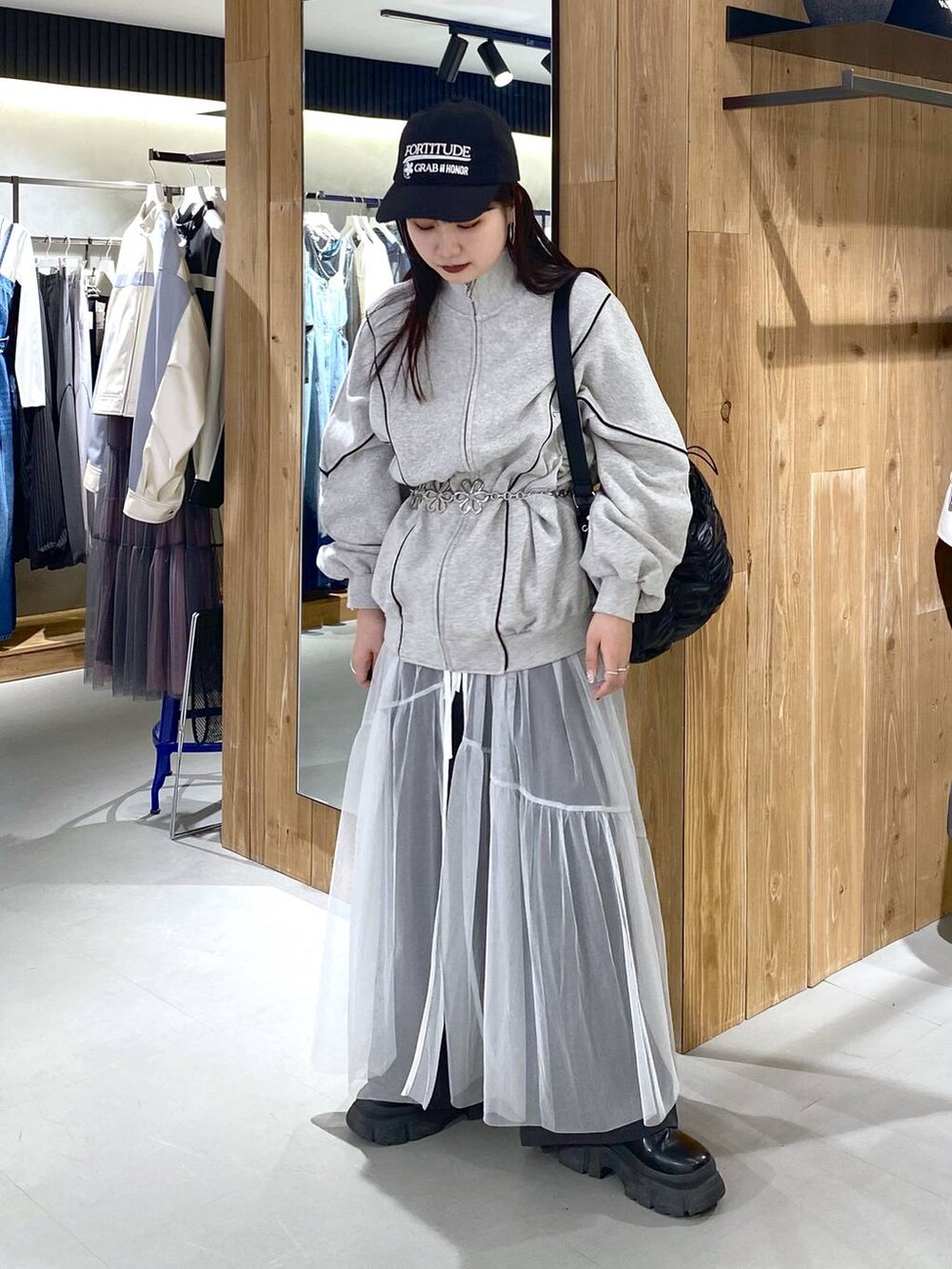 ブラック系のショルダーバッグ、グレー系のスウェット、ホワイト系のワンピースを着用したレディースの春コーディネートの4枚目の写真