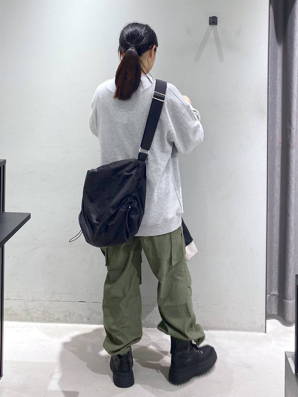 「ソフトエレガント_PAGEBOY、個性派、モード、差し色コーデ、PAGEBOY、骨格ストレート_PAGEBOY、ブルベ冬_PAGEBOY、秋コーデ、冬コーデ」｜「PAGEBOYのARMYブーツ（ブーツ、ブラック系）」を使った、myuさん（レディース・158cm）の秋コーディネートの5枚目の写真