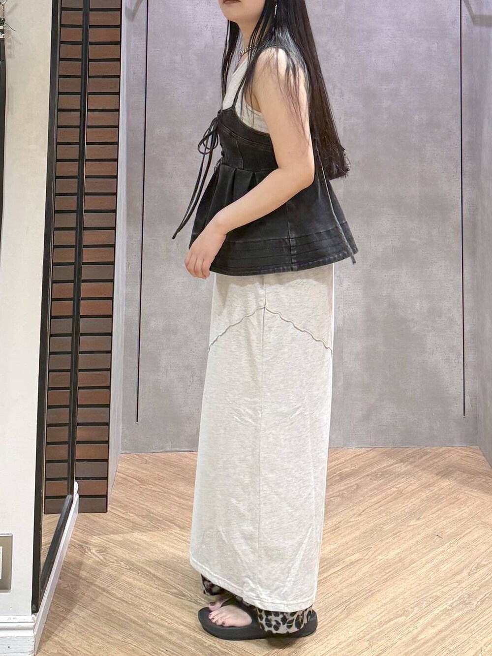 ブラック系のその他トップス、ベージュ系のワンピース、ブラック系のトートバッグを着用したレディースの夏コーディネートの2枚目の写真