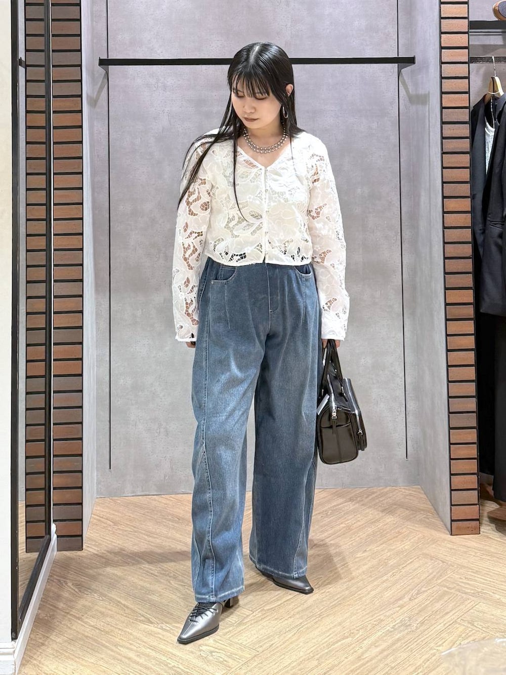 ブラック系のショルダーバッグ、ホワイト系のタンクトップ、ブラウン系のサンダルを着用したレディースの春コーディネートの4枚目の写真