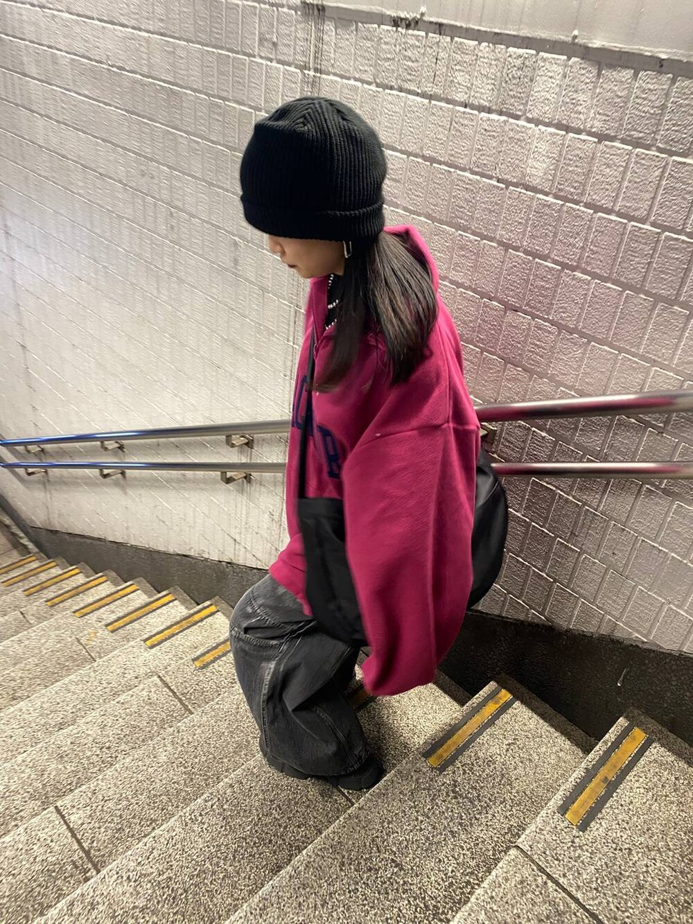 ブラック系のブーツ、ピンク系のその他トップス、ブラック系のデニムパンツを着用したレディースの冬コーディネートの4枚目の写真