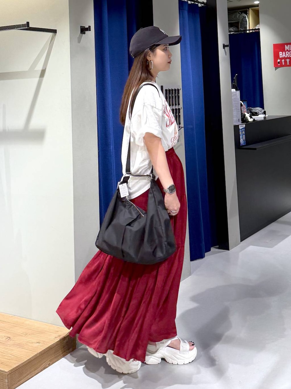 「個性派、モード、きれいめ、春コーデ、夏コーデ、ストリート、カジュアル、PAGEBOY、骨格ストレート_PAGEBOY、ブルベ冬_PAGEBOY、ソフトエレガント_PAGEBOY、レイヤードスタイル」｜「Anuiの【UNISEX】NEWERA 4FORTYCAP（キャップ、ブラック系）」を使った、myuさん（レディース・160cm）の夏コーディネートの6枚目の写真
