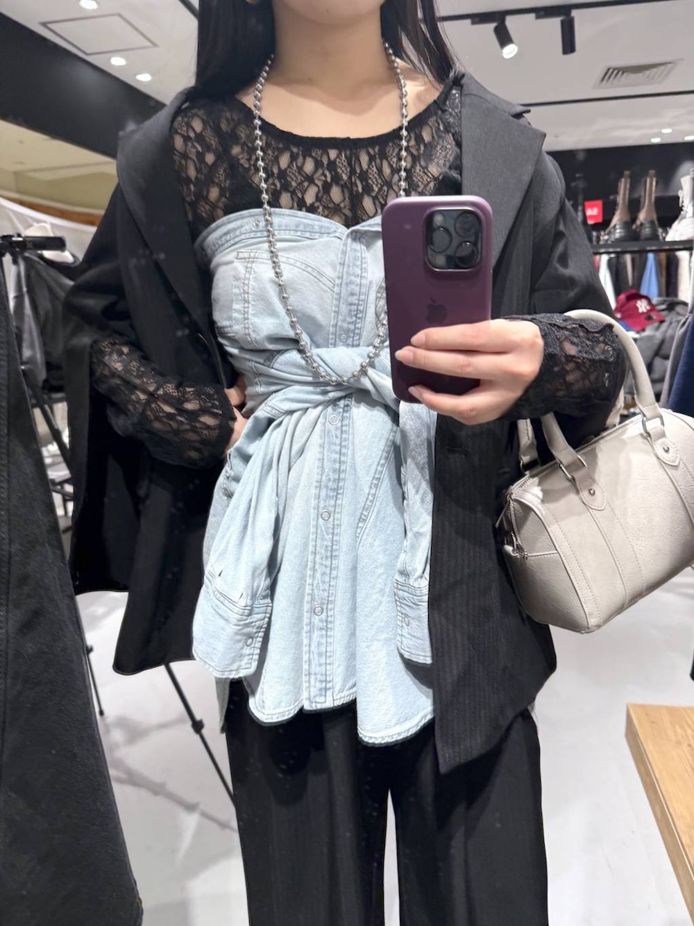 ブラック系のTシャツ/カットソー、ブラック系のテーラードジャケット、ブラック系のデニムパンツを着用したレディースの冬コーディネートの2枚目の写真