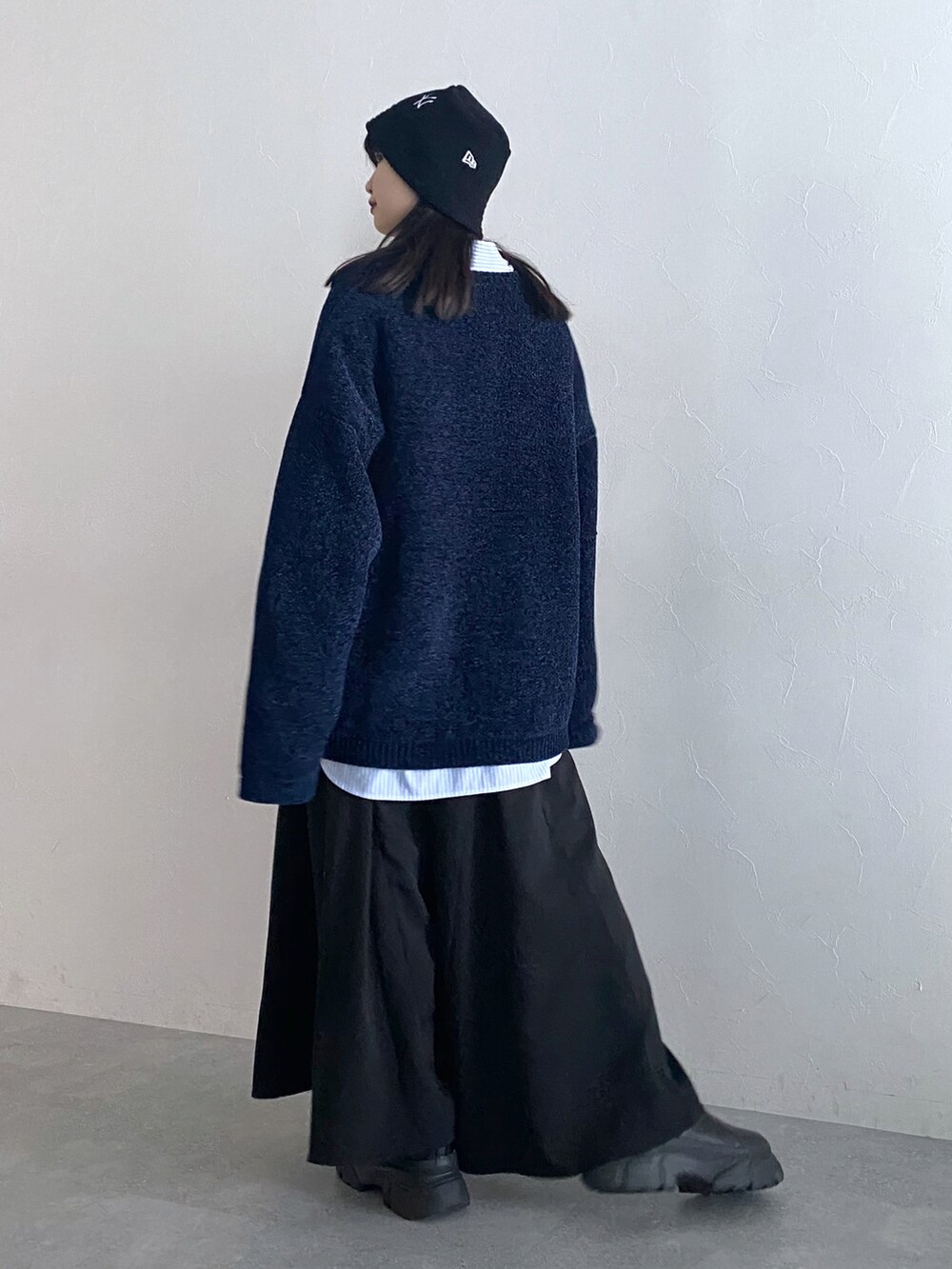 ブラック系のブーツ、ブラック系のパンツ、ブルー系のカーディガン/ボレロを着用したレディースの秋コーディネートの3枚目の写真