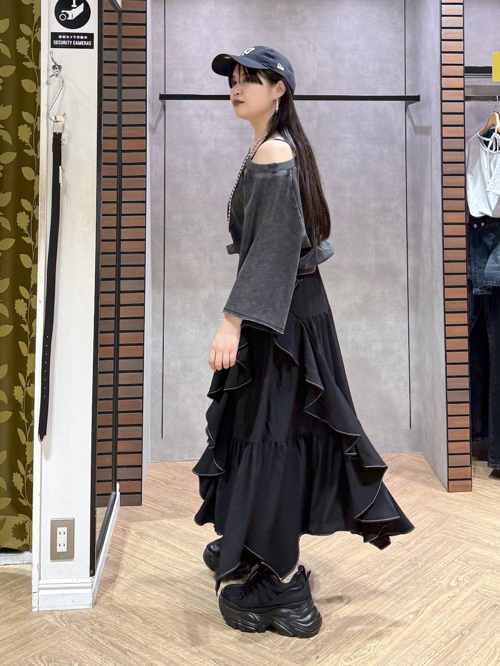 ブラック系のTシャツ/カットソー、ブラック系のスニーカー、ブラック系のキャミソールを着用したレディースの夏コーディネートの6枚目の写真