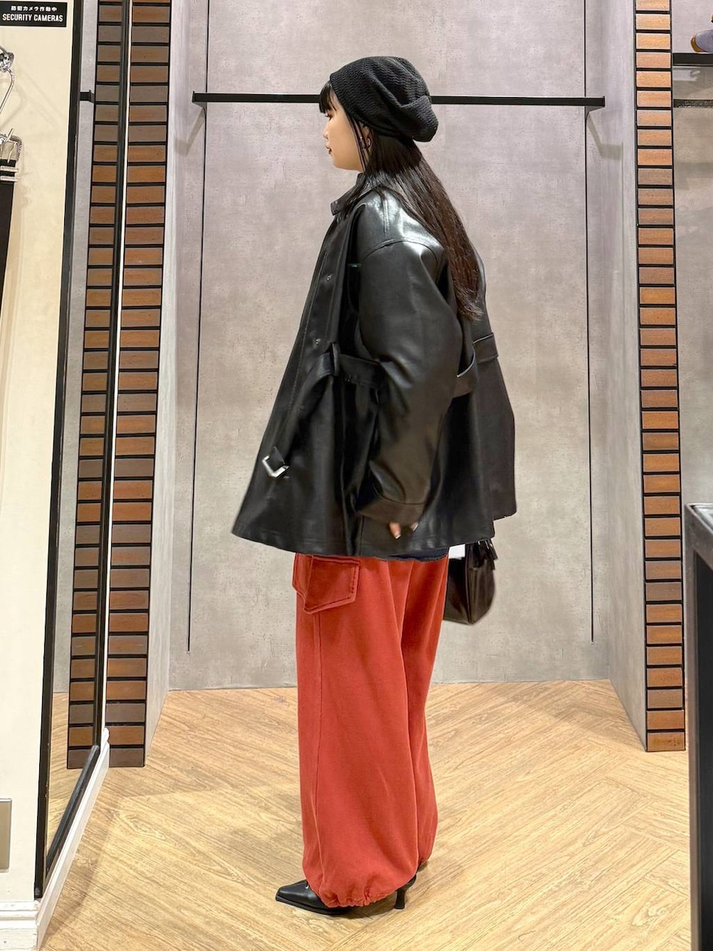 ブルー系のシャツ/ブラウス、ブラック系のショルダーバッグ、ブラック系のサンダルを着用したレディースの春コーディネートの2枚目の写真