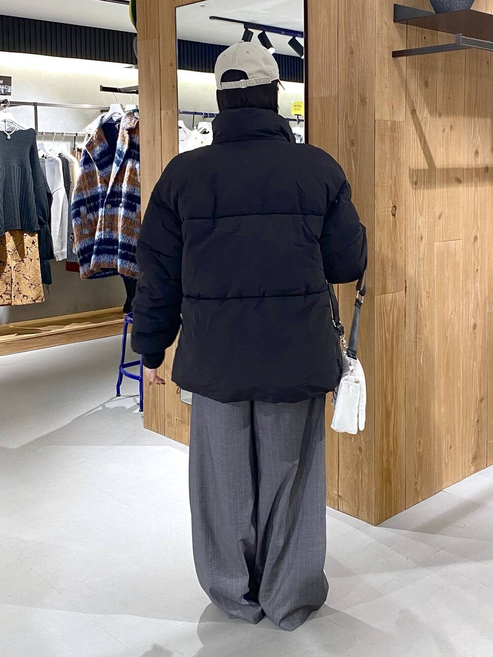 ブラック系のダウンジャケット/コート、ホワイト系のショルダーバッグ、グリーン系のショルダーバッグを着用したレディースの冬コーディネートの3枚目の写真