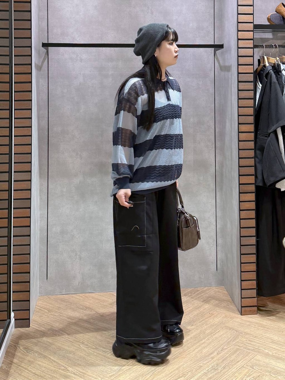 ブラック系のスニーカー、ブラック系のキャミソール、ブラック系のショルダーバッグを着用したレディースの春コーディネートの2枚目の写真