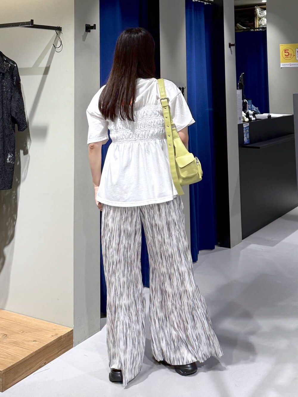 ブラック系のサンダル、グリーン系のショルダーバッグ、ホワイト系のその他パンツを着用したレディースの夏コーディネートの5枚目の写真