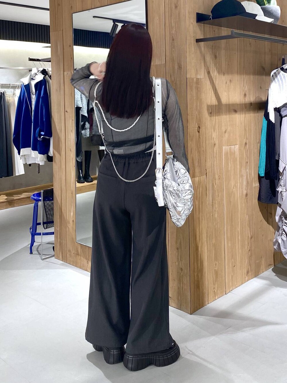 ホワイト系のTシャツ/カットソー、ブラック系のTシャツ/カットソー、ブラック系のローファーを着用したレディースの春コーディネートの3枚目の写真