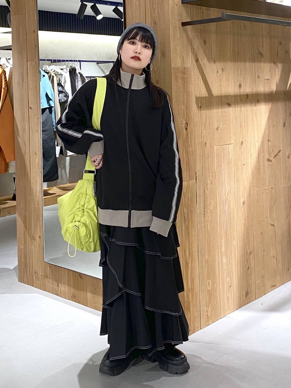 「個性派、モード、差し色コーデ、秋コーデ、冬コーデ、PAGEBOY、骨格ストレート_PAGEBOY、ブルベ冬_PAGEBOY、ソフトエレガント_PAGEBOY」｜「PBLIMのPAGEBOYLIM/トラックジャケット（セットアップ、ブラック系）」を使った、myuさん（レディース・158cm）の秋コーディネートの2枚目の写真