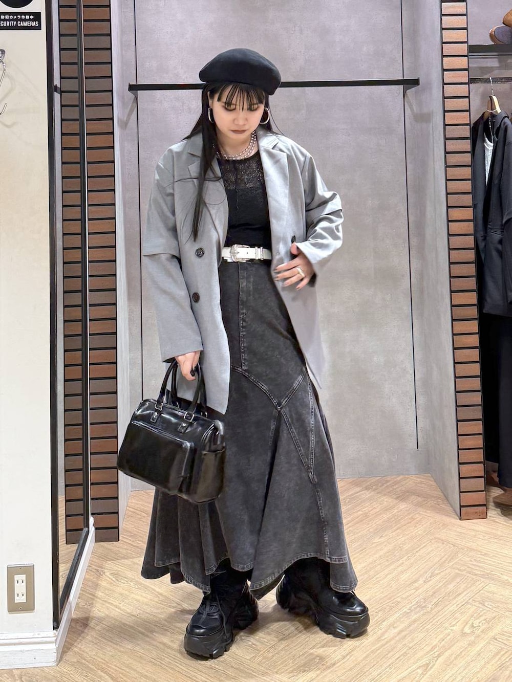 ブラック系のスニーカー、ブラック系のキャミソール、ブラック系のショルダーバッグを着用したレディースの春コーディネートの4枚目の写真