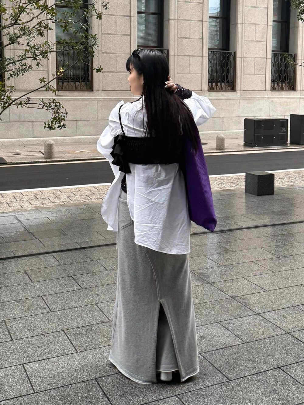 ブラック系のキャミソールを着用したレディースの春コーディネートの3枚目の写真