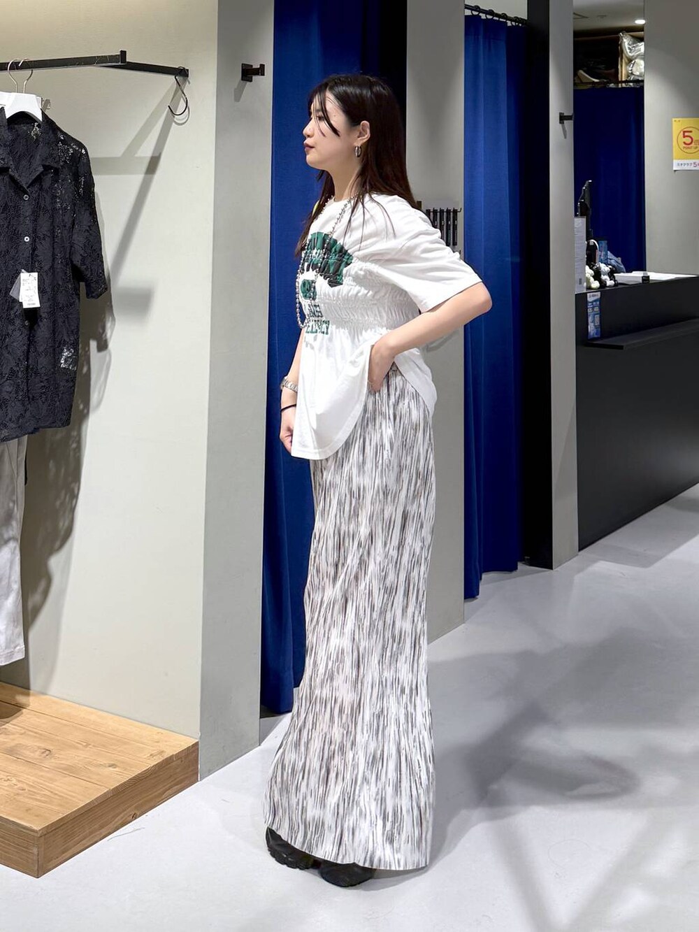 ブラック系のサンダル、グリーン系のショルダーバッグ、ホワイト系のその他パンツを着用したレディースの夏コーディネートの7枚目の写真