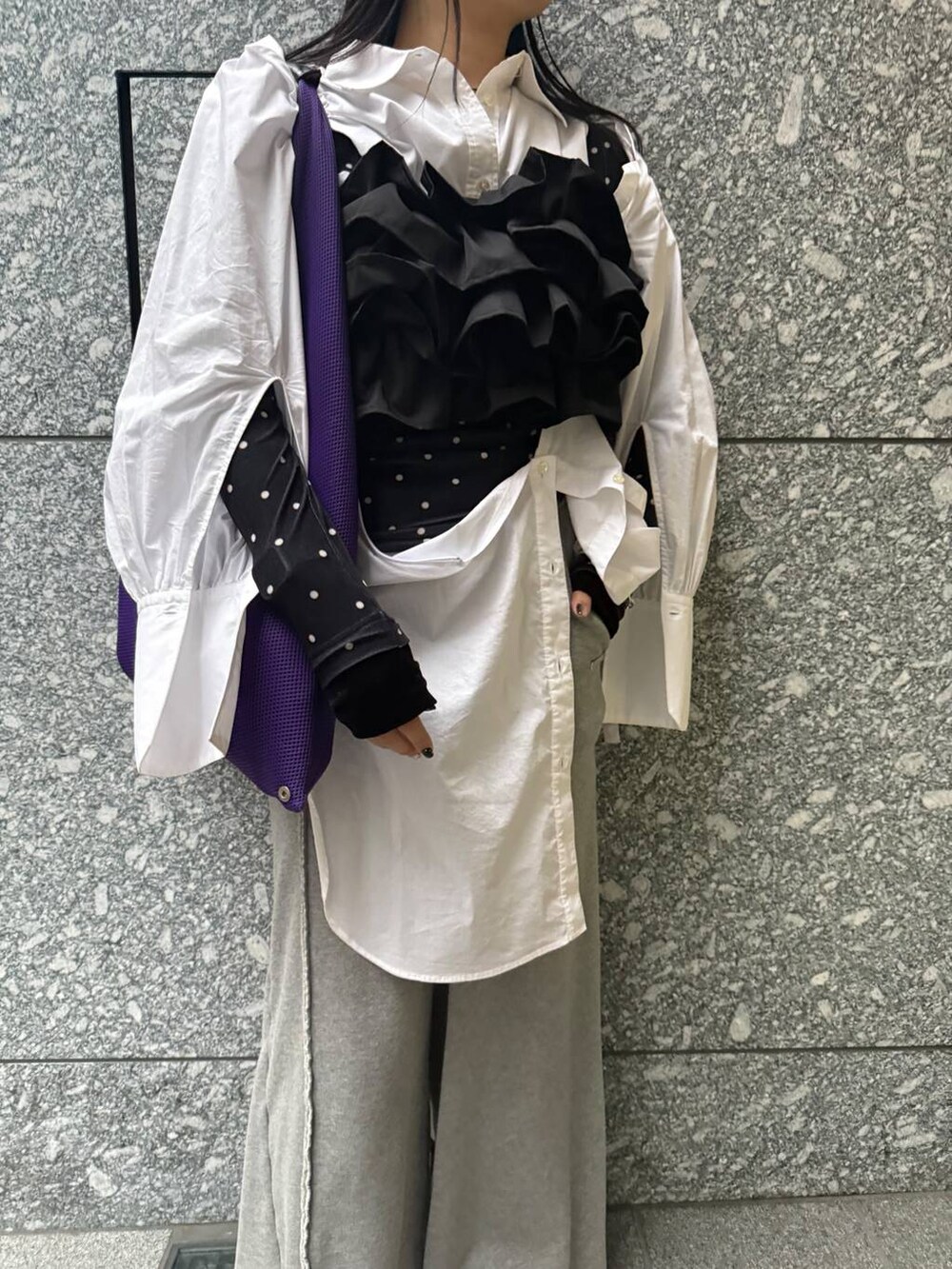 ブラック系のキャミソールを着用したレディースの春コーディネートの2枚目の写真